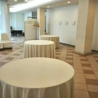 カーブした変形会場