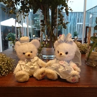 ロビーにはウェディング姿のクマのカップルがいます