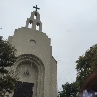 チャペルはとても背が高く、緑の中にありました