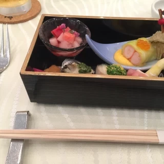 箱に入った料理
