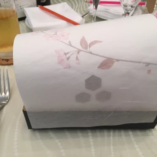 紙が被せられていて中には料理が！びっくり箱の様でよかったです