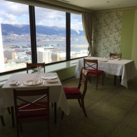 食事会　レストラン個室。ホテルの最上階、眺めが良い。