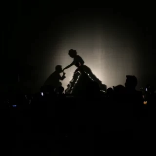 スクリーンに影を映して再入場。