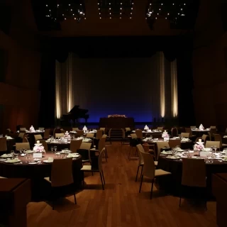 重厚な雰囲気の披露宴会場。TEATRO　GASTRONOMO