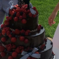 オーダーしたチョコレートケーキ。装花とおそろいのリボンを☆