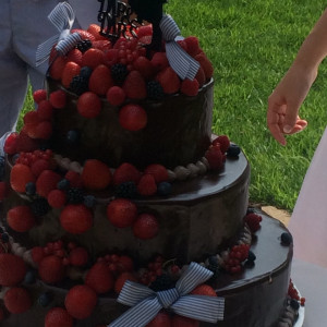 オーダーしたチョコレートケーキ。装花とおそろいのリボンを☆|434537さんのレオーネ マルチアーノの写真(345100)