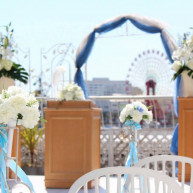 挙式装花+宣誓台、バックに広がるのは神戸の風景