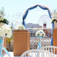 挙式装花+宣誓台、バックに広がるのは神戸の風景