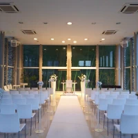 前面ガラス張りの教会
