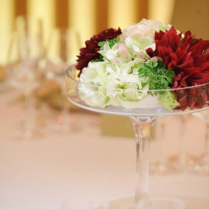 紅白のコントラストが美しいテーブル装花|435928さんのマナーハウス島津重富荘の写真(346855)