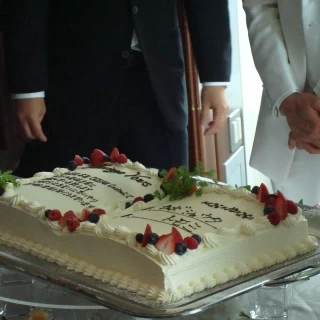 本の形のウェディングケーキ