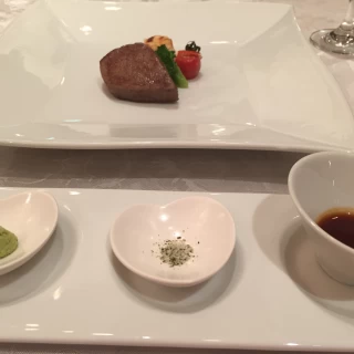 柔らかいお肉と3種の味付け