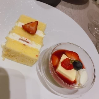 ウエディングケーキは季節のフルーツたっぷりのショートケーキ！