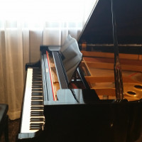 ゲスト控室のピアノ。本番は生演奏付き