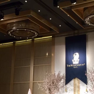 天井が高くて高級感漂う綺麗な会場です。