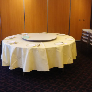 ８人がけの丸テーブルです。仕切りで会場の広さを調整できます|437449さんのホテルパークサイドの写真(363825)