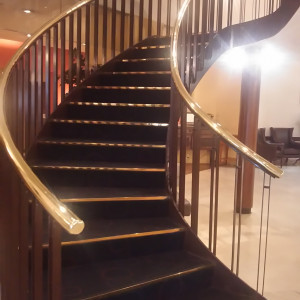 フロントから披露宴会場へ向かう階段が、重厚感がありすてきです|437449さんのホテルパークサイドの写真(363822)
