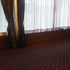 大きな窓があります。２階ですが上野公園が目の前に見えます。|437449さんのホテルパークサイドの写真(363823)