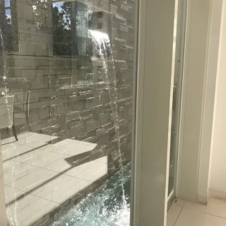 チャペル横水が流れている会場もあります。