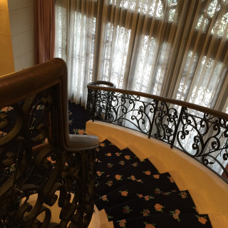 階段付きの披露宴会場。階段にも花柄の絨毯。