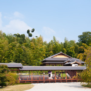 挙式演出 回廊を両親と入場|438349さんの普門園(FUMON-EN)の写真(359663)