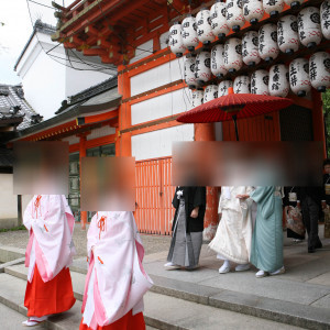 真赤な朱色の門をくぐります|438532さんの八坂神社 常磐新殿の写真(362254)