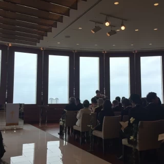 全面ガラス張りの挙式会場