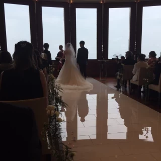 牧師様からのお言葉を聞く新郎新婦
