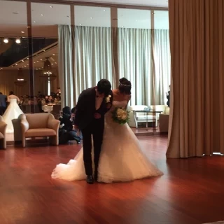 披露宴会場、新郎新婦入場