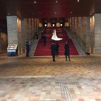 挙式前に1回の階段で花嫁が撮影してました