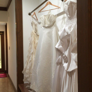 控え室の前にドレスがたくさん飾ってありました|439066さんの小さな結婚式 小樽店の写真(362629)