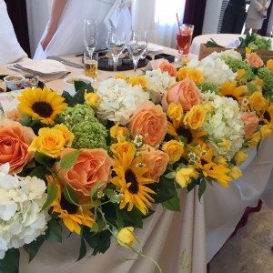 メインテーブルの元気で夏らしい装花|439518さんのヴィラ・グランディス ウェディングリゾート 福井の写真(465757)
