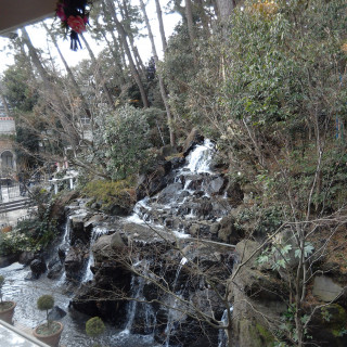 青松会場からの眺め　滝が見えます