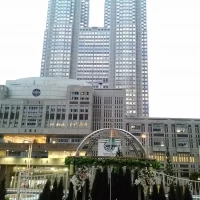 都庁をバックに写真が撮れます