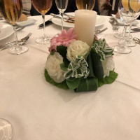 こじんまりとしたワンポイントのテーブル装花