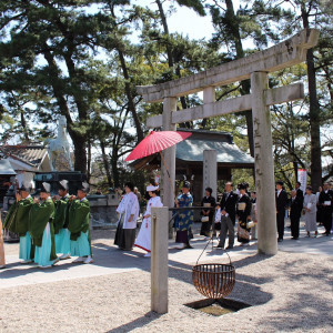親族の参列の中、岡崎城の観光に来た方や花見客に見守られながら|441173さんの龍城神社の写真(372000)