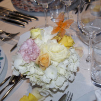 ゲストテーブルのお花は各テーブルごとに異なっていました