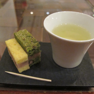 季節のフレーバー緑茶と和菓子のサービスあり