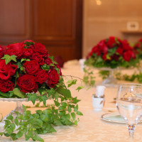 赤バラとアイビーの装花