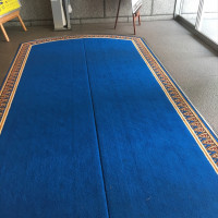 入口の青い絨毯はインパクトあり