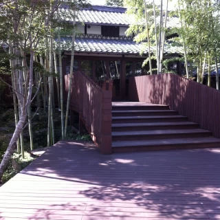 お庭です。階段の奥に神前式の会場があります