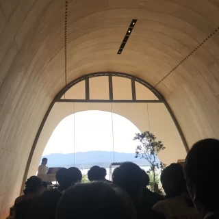 木のぬくもりのあるあたたかい雰囲気のチャペル