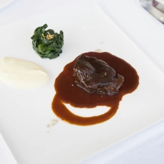 牛ほほ肉の赤ワイン煮込み