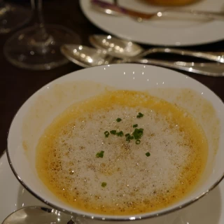 エビ風味の軽いクリームスープ。上品で奥深いおいしさでした。
