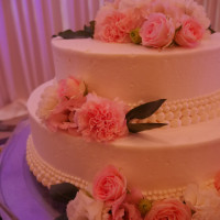 ウェディングケーキ。会場内の装花とのトータルコーディネート。