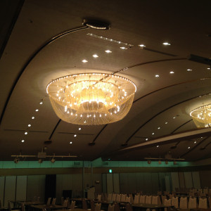 会場は大きなシャンデリアがあります。|444555さんの加古川プラザホテルの写真(382711)