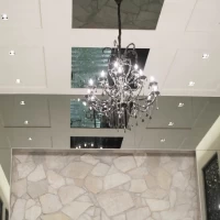 チャペルとシャンデリア
天井は高さがあります