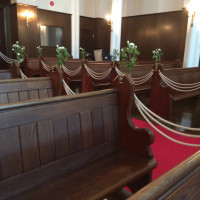 参列者の椅子も良い意味で古く、本格的な教会らしい。