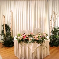 高砂の両脇に白樺の装飾を使い、高砂の存在感を出しました。