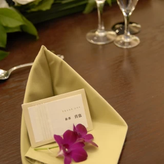席札にもお花でコーディネイト。